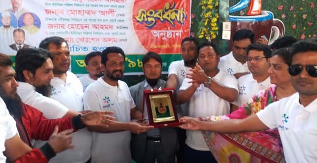 টেকনাফে এসএসসি ১৯৯৮ ব্যাচের সম্মাননা স্মারক প্রদান