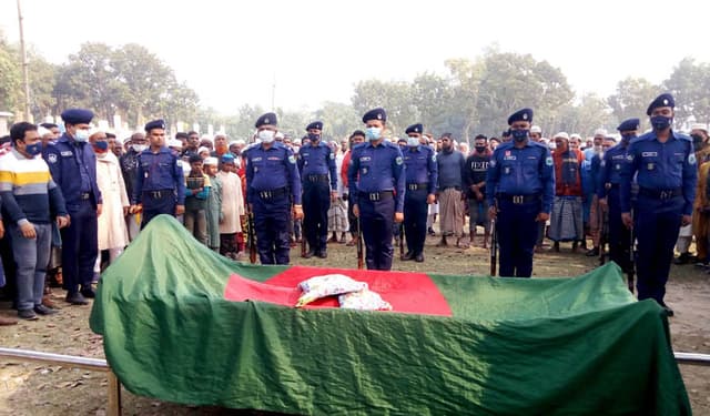 আত্রাইয়ে রাষ্ট্রীয় মর্যাদায় মুক্তিযোদ্ধা মজিবর রহমানের দাফন সম্পন্ন