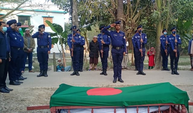কুয়াকাটায় রাষ্ট্রীয় মর্যাদায় বীর মুক্তিযোদ্ধাকে দাফন