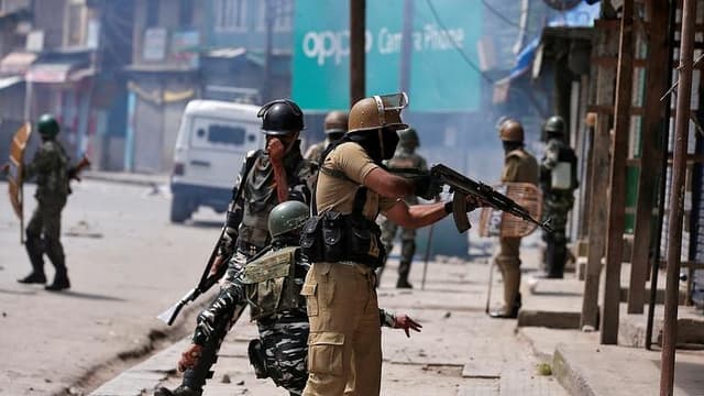 কাশ্মীরে পৃথক বন্দুকযুদ্ধে নিহত ৫