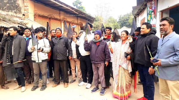 হিলিতে বিএনপির কালো পতাকা মিছিল