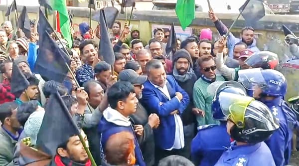 ঝালকাঠিতে পুলিশী বাধায় পন্ড বিএনপির কালো পতাকা মিছিল