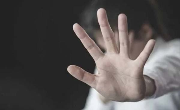 বাথরুমে ডেকে স্কুলছাত্রীর গোপনাঙ্গে হাত নিরাপত্তারক্ষীর! অত:পর ...