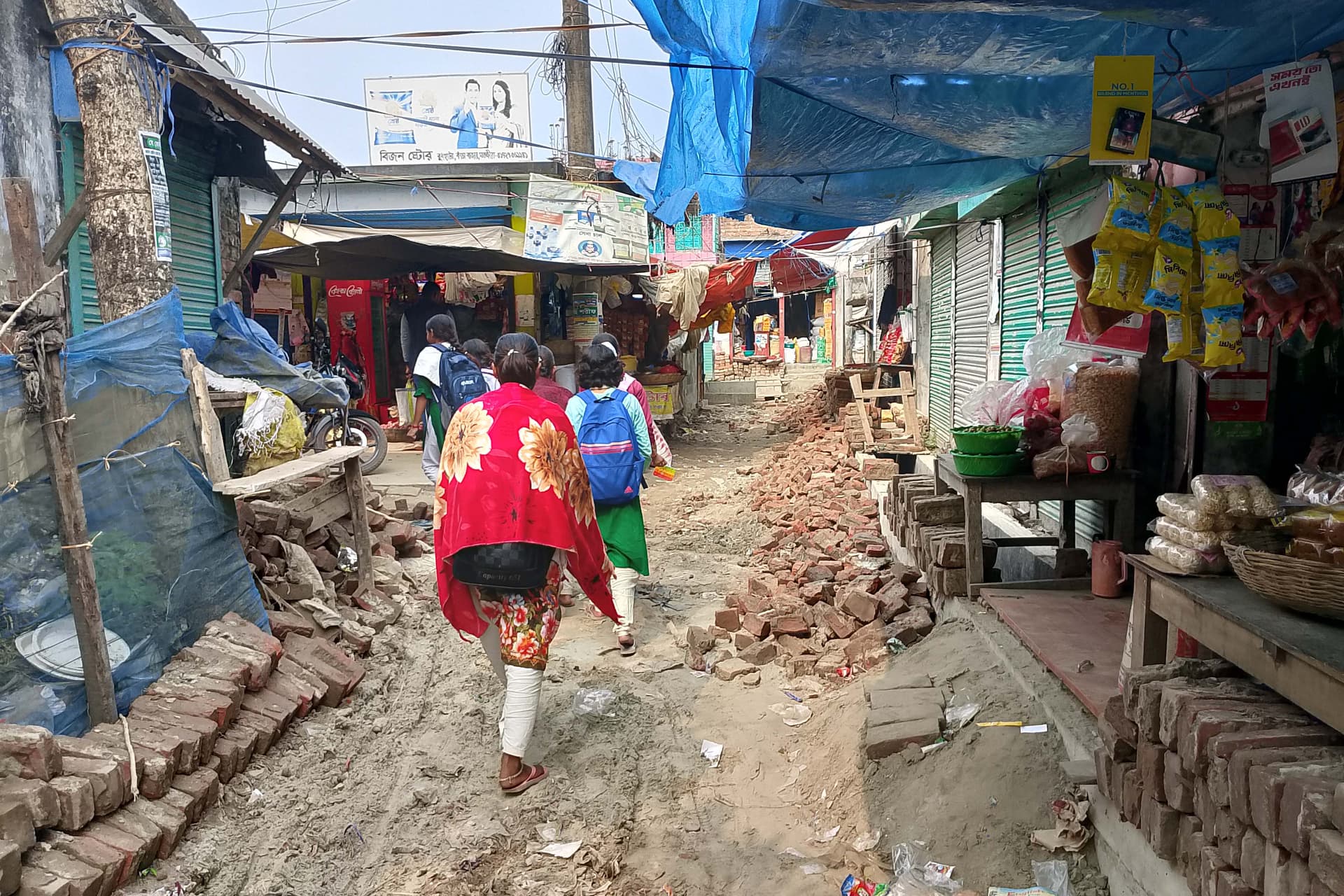 আশাশুনির বুধহাটা বাজারে সড়ক নির্মাণ বন্ধ, জনদুর্ভোগ চরমে