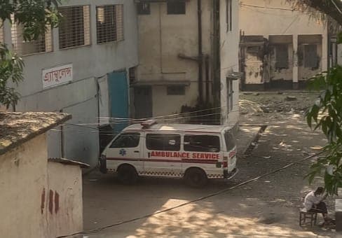 রায়গঞ্জে সরকারি অ্যাম্বুলেন্সের সংকটে রোগীরা প্রতারণার শিকার