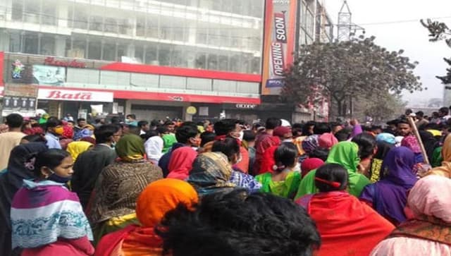 মিরপুরে বেতনের দাবিতে পোশাক কারখানার শ্রমিকদের বিক্ষোভ
