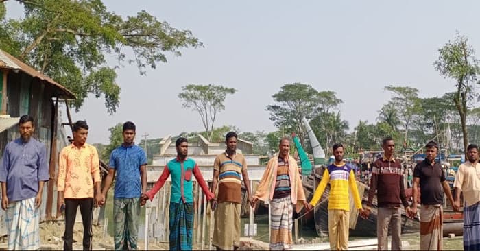 অপরিকল্পিত সেতু নির্মাণের প্রতিবাদে মহিপুরে মানববন্ধন