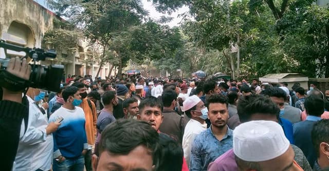 সিনহা হত্যা মামলার রায় ঘিরে আদালত প্রাঙ্গণে মানুষের ঢল