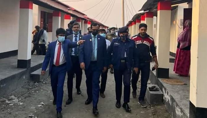 নেছারাবাদে মুজিব বর্ষের ঘর পরিদর্শনে বিভাগীয় কমিশনার