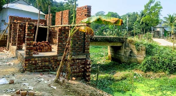 দখল প্রতিযোগীতায় ধ্বংসের পথে ঐতিহ্যবাহী ‘মরিচা খাল’