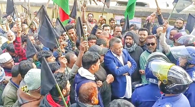 ঝালকাঠিতে পুলিশের বাধায় পন্ড বিএনপির কালো পতাকা মিছিল