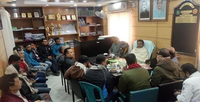 নবনির্বাচিত পৌর মেয়র চলন্তকে হাকিমপুর প্রেসক্লাবের ফুল ও মিষ্টি দিয়ে শুভেচ্ছা