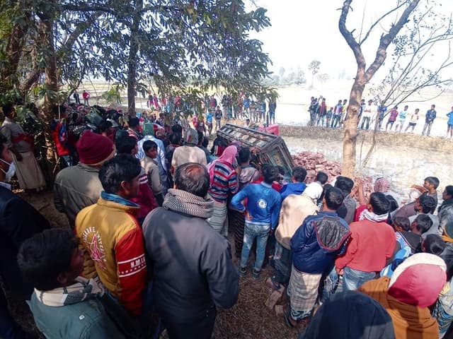 নওগাঁর পত্নীতলায় ট্রাক্টর-অটোরিক্সার মুখোমুখি সংঘর্ষে নিহত ১ আহত ৪