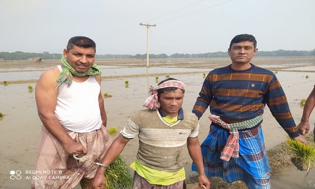 কৃষক হয়ে আসামি ধরল পুলিশ