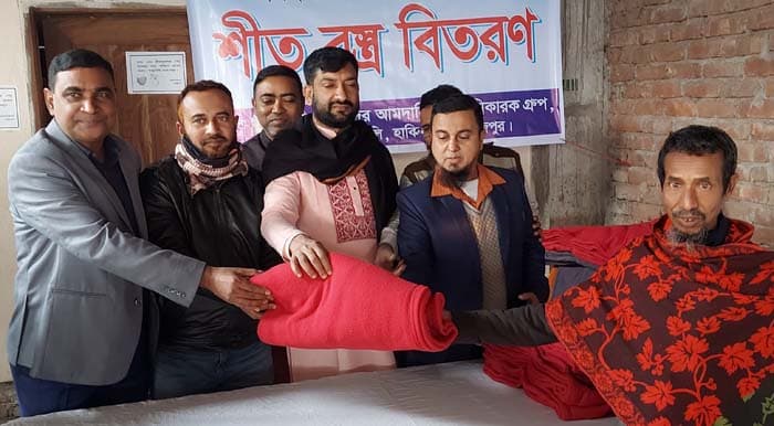 হিলিতে শীর্তাতদের মাঝে শীত বস্ত্র বিতরণ