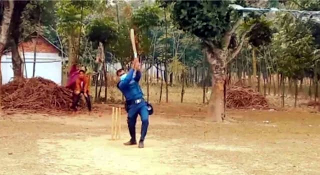 কেন্দ্রে ভোটার না থাকায় ক্রিকেট খেলে পুলিশের সময় পার!