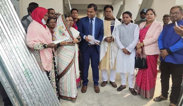 কলাপাড়ায় ৯৯ ব্যাক্তি ও  প্রতিষ্ঠানেকে ঢেউটিন ও গৃহ নির্মাণের চেক বিতরণ