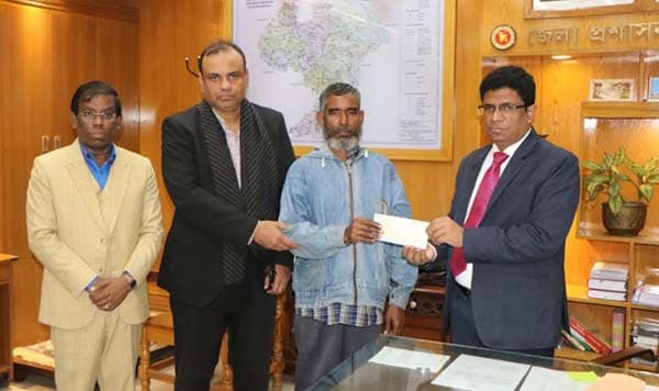 আগুনে পুড়ে নিহত কলেজ ছাত্রের পরিবারকে আর্থিক সহায়তা জেলা প্রশাসনের