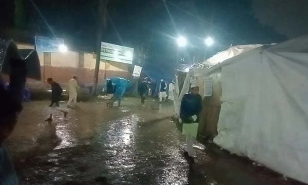 বৃষ্টিতে ভিজেই ইজতেমা ময়দানে বয়ান শুনছেন ধর্মপ্রাণ মুসল্লিরা