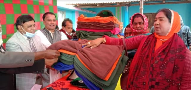 লালপুরে তৃতীয়লিঙ্গের সদস্যসহ ৫ শতাধিক শীতার্তদের মাঝে কম্বল বিতরণ