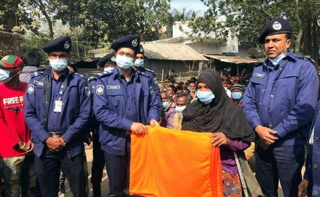 ঝিনাইদহে শীতার্তদের মাঝে শীতবস্ত্র  বিতরণ করলেন ডিআইজি