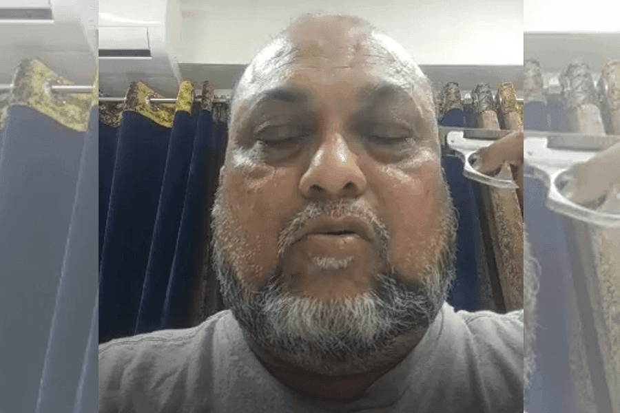 লাইভে এসে মাথায় গুলি করে নায়ক রিয়াজের শ্বশুরের আত্মহত্যা