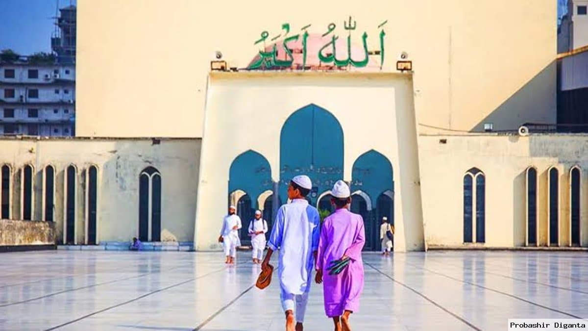 জুমার দুই খুতবার মাঝে দোয়া