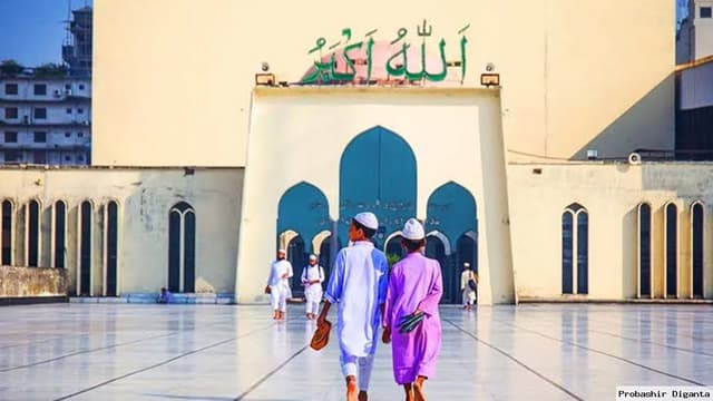 জুমার দুই খুতবার মাঝে দোয়া