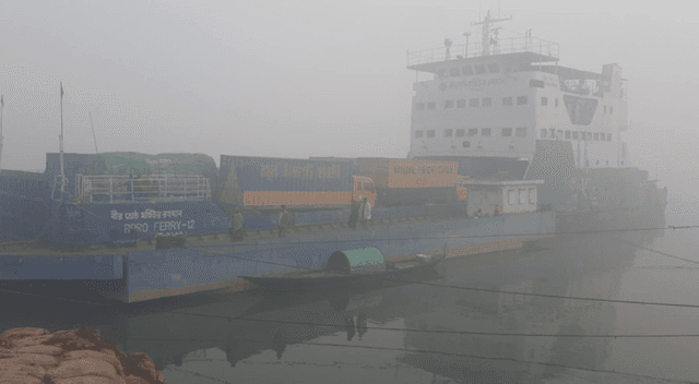 সাড়ে ১০ ঘণ্টা পর দৌলতদিয়া-পাটুরিয়া নৌরুটে ফেরি চলাচল স্বাভাবিক