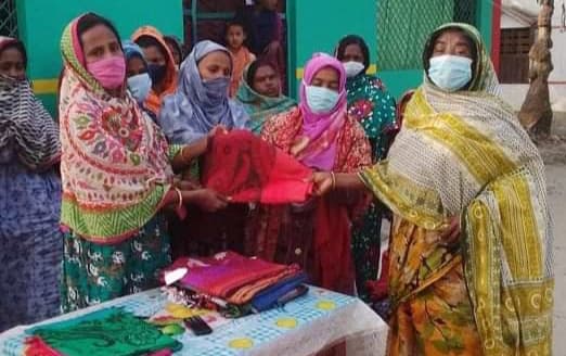 সাপাহারে পল্লী সমাজের শীতবস্ত্র বিতরণ
