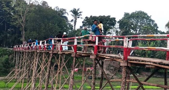 দুই ইউনিয়নের বাসিন্দারা নির্মাণ করল বেইলি ব্রীজ
