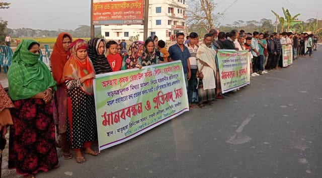 কালকিনিতে মিথ্যা মামলার প্রতিবাদে এলাকাবাসীর মানববন্ধন