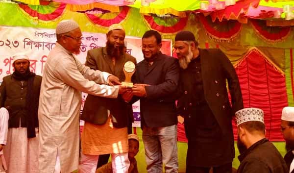 মারকাযুল মাদ্রাসায় কৃতি শিক্ষার্থীদের মাঝে সম্মাননা ক্রেষ্ট বিতরণ