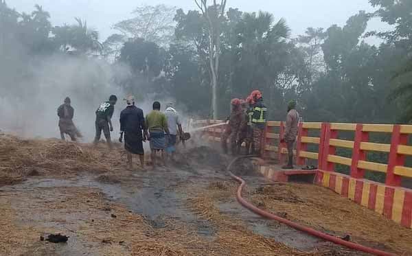 রাজাপুরে ধানের গোলায় আগুন, মামলা করে বিপাকে বাদী