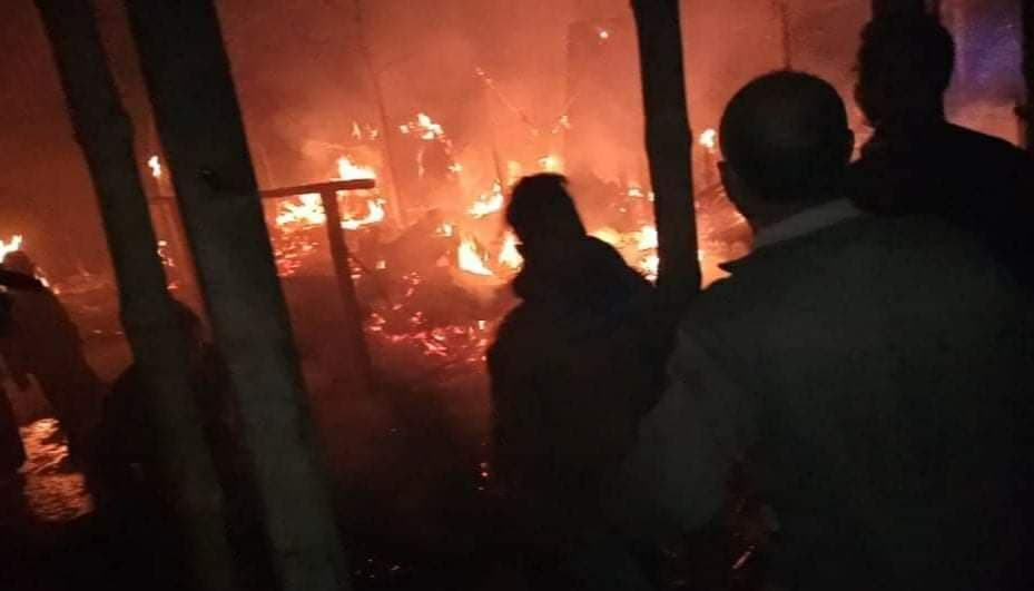 রাণীশংকৈলে সন্ধ্যা প্রদীপ জ্বালাতে গিয়ে আগুনে পুড়ে ছায় ১৯টি পরিবার
