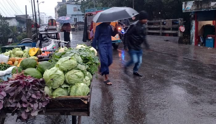 বরিশালে মাঘের বৃষ্টিতে জনজীবন বিপর্যস্ত