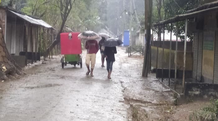 মাঘের শীতে হঠাৎ বৃষ্টিতে বিপর্যস্ত হিলিবাসী