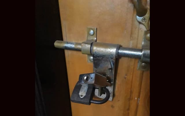 ঋণের টাকা পরিশোধের পরও ব্যবসায়ীর দোকান ও বাসায় তালা!