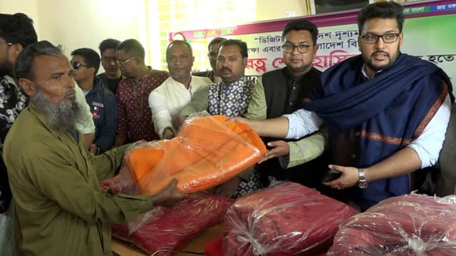 নওগাঁয় ছাত্রলীগের শীতবস্ত্র বিতরণ