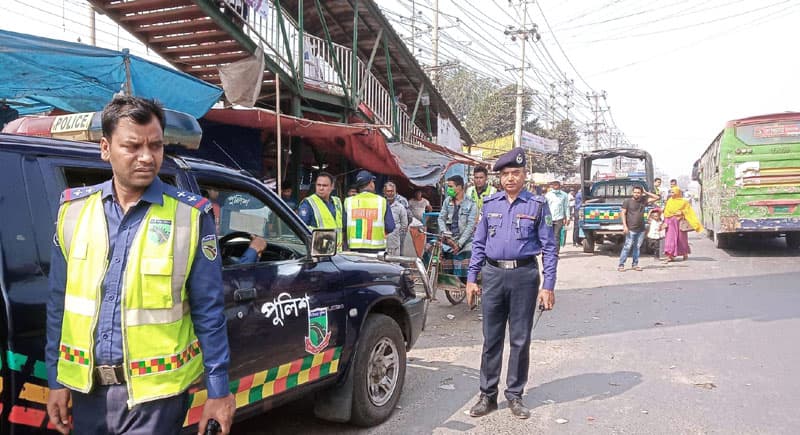 মহাসড়কে থ্রি হুইলার বন্ধে সাভারে পুলিশের অভিযান