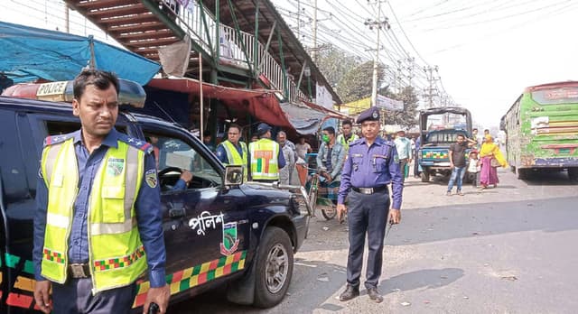 মহাসড়কে থ্রি হুইলার বন্ধে সাভারে পুলিশের অভিযান