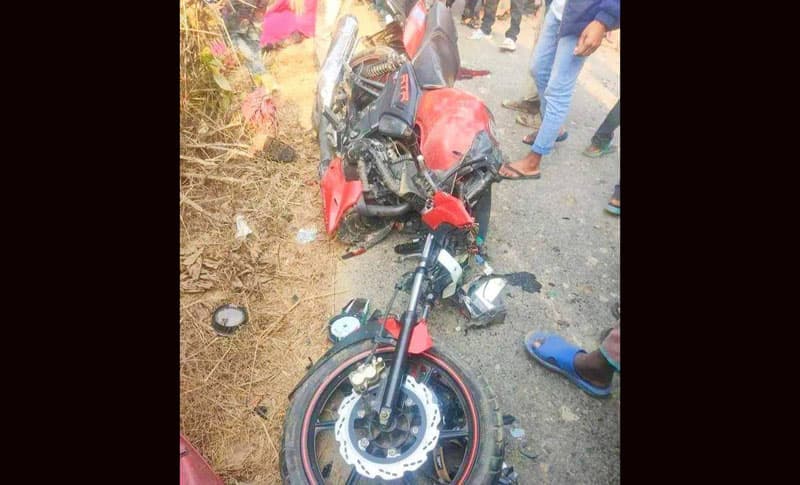 নওগাঁয় গরু বোঝাই ভটভটি-মোটরসাইকেল মুখোমুখি সংঘর্ষ নিহত ১