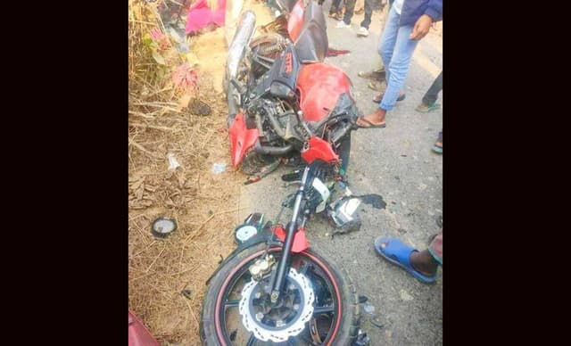 নওগাঁয় গরু বোঝাই ভটভটি-মোটরসাইকেল মুখোমুখি সংঘর্ষ নিহত ১