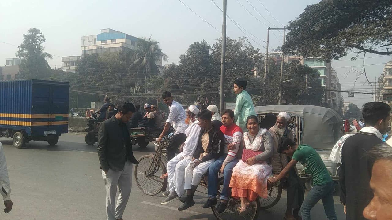 ফিরতি পথেও ভোগান্তি, গণপরিবহন সঙ্কট চরম এবং অতিরিক্ত ভাড়া আদায়