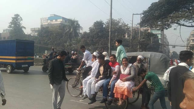 ফিরতি পথেও ভোগান্তি, গণপরিবহন সঙ্কট চরম এবং অতিরিক্ত ভাড়া আদায়