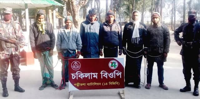 ধামইরহাটে সীমান্ত থেকে ৬ চোরাকারবারী আটক