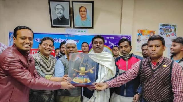 হাকিমপুরের নবনির্বাচিত মেয়রকে নৌকা ক্রেস্ট উপহার