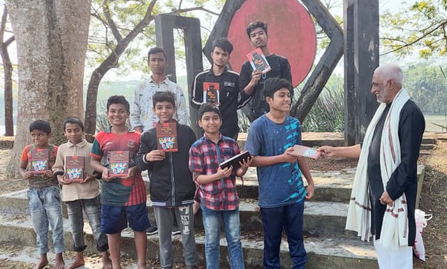 ভাষার মাসে শিক্ষার্থীদের মাঝে ভাষার ইতিহাসের বই বিতরন
