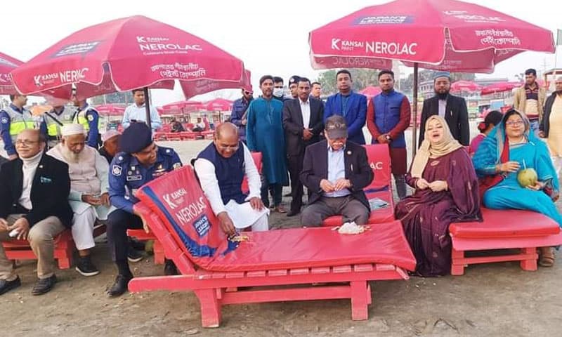 কুয়াকাটা সৈকতে স্ব-স্ত্রীক সূর্যাস্ত উপভোগ করলেন শিল্পমন্ত্রী