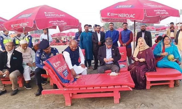 কুয়াকাটা সৈকতে স্ব-স্ত্রীক সূর্যাস্ত উপভোগ করলেন শিল্পমন্ত্রী